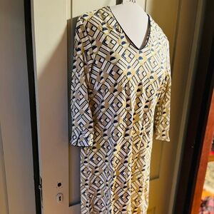 Retro looking dress geometric shapes working in unison